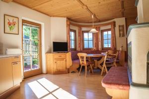 奇勒谷地哈特的住宿－Chalet Irmi Hart im Zillertal，厨房以及带桌椅的用餐室。