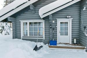 una casa con una puerta en la nieve en Hallan Akka Apartments en Hyrynsalmi