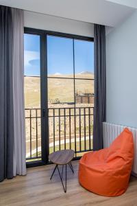 Posezení v ubytování Light and stylish 2 bedroom apartment near the Gondola lift in New Gudauri