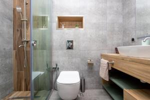 Koupelna v ubytování Light and stylish 2 bedroom apartment near the Gondola lift in New Gudauri