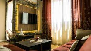 Μια τηλεόραση ή/και κέντρο ψυχαγωγίας στο EKA Luxury Premium Apartment