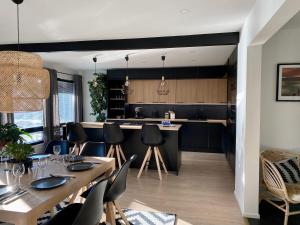 - une cuisine et une salle à manger avec une table et des chaises dans l'établissement Idyllic Villa Unikko With Jacuzzi And Sauna, à Pori