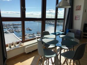 una stanza con tavolo e sedie e una grande finestra di Sea Towers Gdynia Pomerania a Gdynia