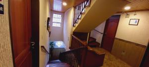una escalera en una casa con escalera en Hoteles Bogotá Inn Colonial, en Bogotá