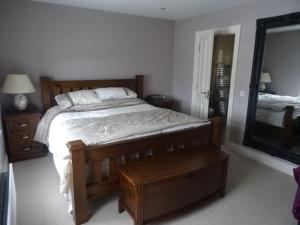um quarto com uma cama e um espelho grande em Everest Lodge Guest House em Dunfanaghy