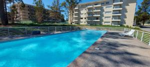 a swimming pool in front of a building at Bellisimo departamento en el Tabo in El Tabo