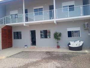- Edificio con balcón y sofá en Casa nova com piscina próxima a praia e menos de 3km do centro de Ubatuba, en Ubatuba