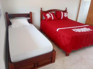 two beds sitting next to each other in a room at Casa nova com piscina próxima a praia e menos de 3km do centro de Ubatuba in Ubatuba