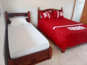 Dos camas una al lado de la otra en una habitación. en Casa nova com piscina próxima a praia e menos de 3km do centro de Ubatuba, en Ubatuba 41 fotos más