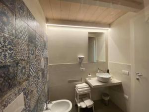 a bathroom with a sink and a mirror at Casa Lidia - ALLOGGI SMART in Breganze +49 photos