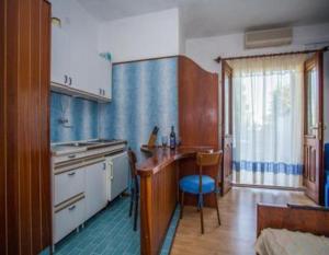 una cucina con lavandino e scrivania di Apartments and rooms Anita - parking a Sumartin