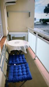 un balcón con una mesa y un cojín azul en Apartamento VISTA MAR, en Salou