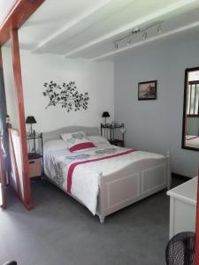 1 dormitorio con 1 cama en una habitación blanca en Romantic Studio Vacances, en Labaroche