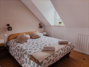 1 dormitorio con 1 cama en el ático en My Duplex House Trouville en Trouville-sur-Mer