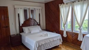 Tempat tidur dalam kamar di Coral View Beach Resort