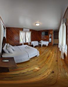 Tempat tidur dalam kamar di Coral View Beach Resort