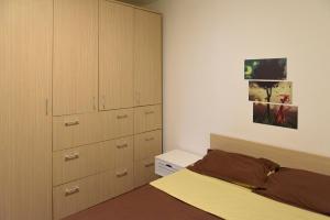 une chambre avec un lit et quelques armoires dans l'établissement Ultracentral Apartment - "Saint Anthony" Church & Old Town View, à Bucarest