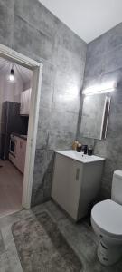 Ένα μπάνιο στο Cozy Apartment by the sea +9 φωτογραφίες