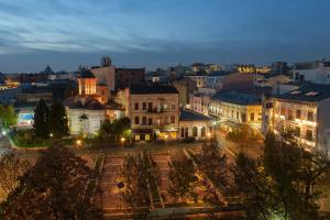 une vue d'une ville la nuit dans l'établissement Ultracentral Apartment - "Saint Anthony" Church & Old Town View, à Bucarest