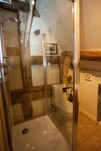 un bagno con doccia e WC di Popfosters Barn a Weston Subedge