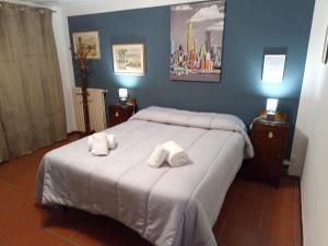 una camera da letto con un grande letto con asciugamani di Home Sweet Home Affittacamere - Lucca a Lucca