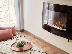 a living room with a fire place in a wall at Precioso apartamento en el centro de Santander in Santander
