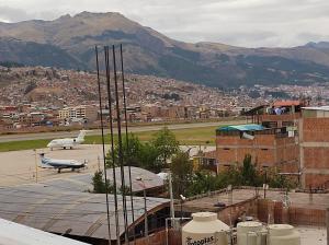 vistas a un aeropuerto con un avión en la azotea en Adela's Aparment in Cusco, en Cusco