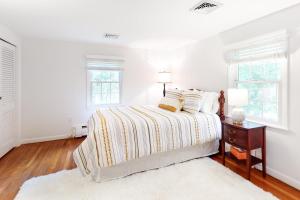Un pat sau paturi într-o cameră la Quintessential Cape Cod Vacation