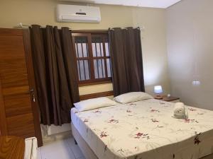 a bedroom with a bed and a window at Ruta Del Sol in Mossoró