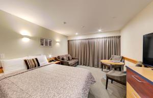 TV a/nebo společenská místnost v ubytování Dunedin Leisure Lodge - Distinction