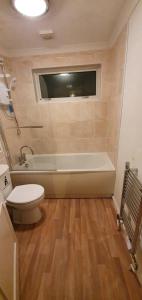WillenにあるSpacious and Serene Stay near Milton Keynes centreのトイレと浴槽付きのバスルーム +21枚の写真