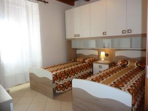 Castelveccana的住宿－Casa Rondinelle，一间客房内配有两张床的房间