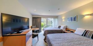 TV a/nebo společenská místnost v ubytování Dunedin Leisure Lodge - Distinction
