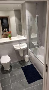 Ένα μπάνιο στο Balcony View Apt Free Parking Sleeps 5 +6 φωτογραφίες