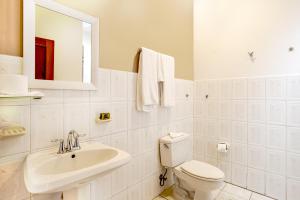 een witte badkamer met een toilet en een wastafel bij Downtown Suites in Boquete +36 foto's
