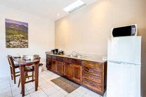 A kitchen or kitchenette at Downtown Suites
