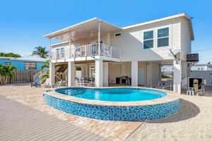 马拉松Marathon Majesty的一栋房子前面有游泳池