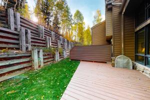 een houten terras naast een huis met een tuin bij Stonebridge Valley View in Park City