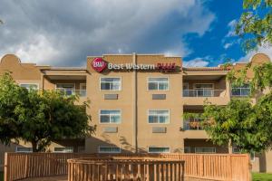 a building with a best western plus sign on it at Best Western Plus Osoyoos Hotel & Suites in Osoyoos