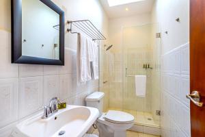 A bathroom at Downtown Suites