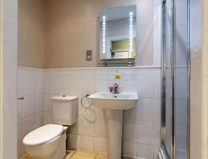 
A bathroom at Guy Fawkes Inn, Sure Hotel Collection by Best Western
