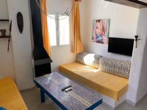 uma pequena sala de estar com um sofá e uma mesa em Apartments Pepe, Es Pujols-Formentera vacaciones em Es Pujols