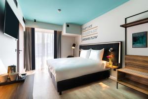 ein Hotelzimmer mit einem Bett und einem Fernseher in der Unterkunft Park Inn by Radisson Poznan in Posen