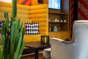 Ein Sitzbereich in der Unterkunft Park Inn by Radisson Poznan