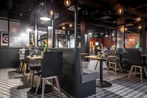 Ein Restaurant oder anderes Speiselokal in der Unterkunft Park Inn by Radisson Poznan 