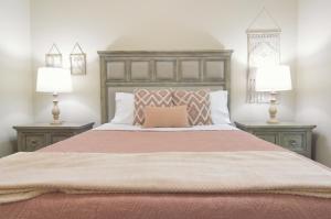 默里迪恩Sensible Safari Sleeps 10的一间卧室配有一张大床和两盏灯