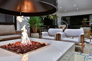 a fire pit in the middle of a living room at Carpe Diem Boutique & Spa - BW Premier Collection in Campos do Jordão