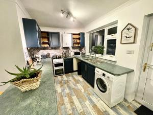 A kitchen or kitchenette at Traditional cosy PET FRIENDLY cottage by the canal