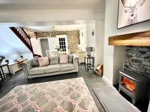 Posezení v ubytování Traditional cosy PET FRIENDLY cottage by the canal with Cymru Holidays