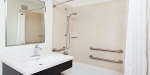 Koupelna v ubytování Sonesta Simply Suites Fort Worth